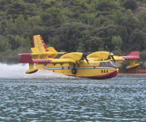 09.08.2020., Grebastica - Zanimanje turista izazvali su piloti kanadera koji su svoju umjetnost upravljanja avionima prezetirali u Grebastici uzimajuci vodu za gasenje pozara u okolici Sibenika.
Photo: Hrvoje Jelavic/PIXSELL