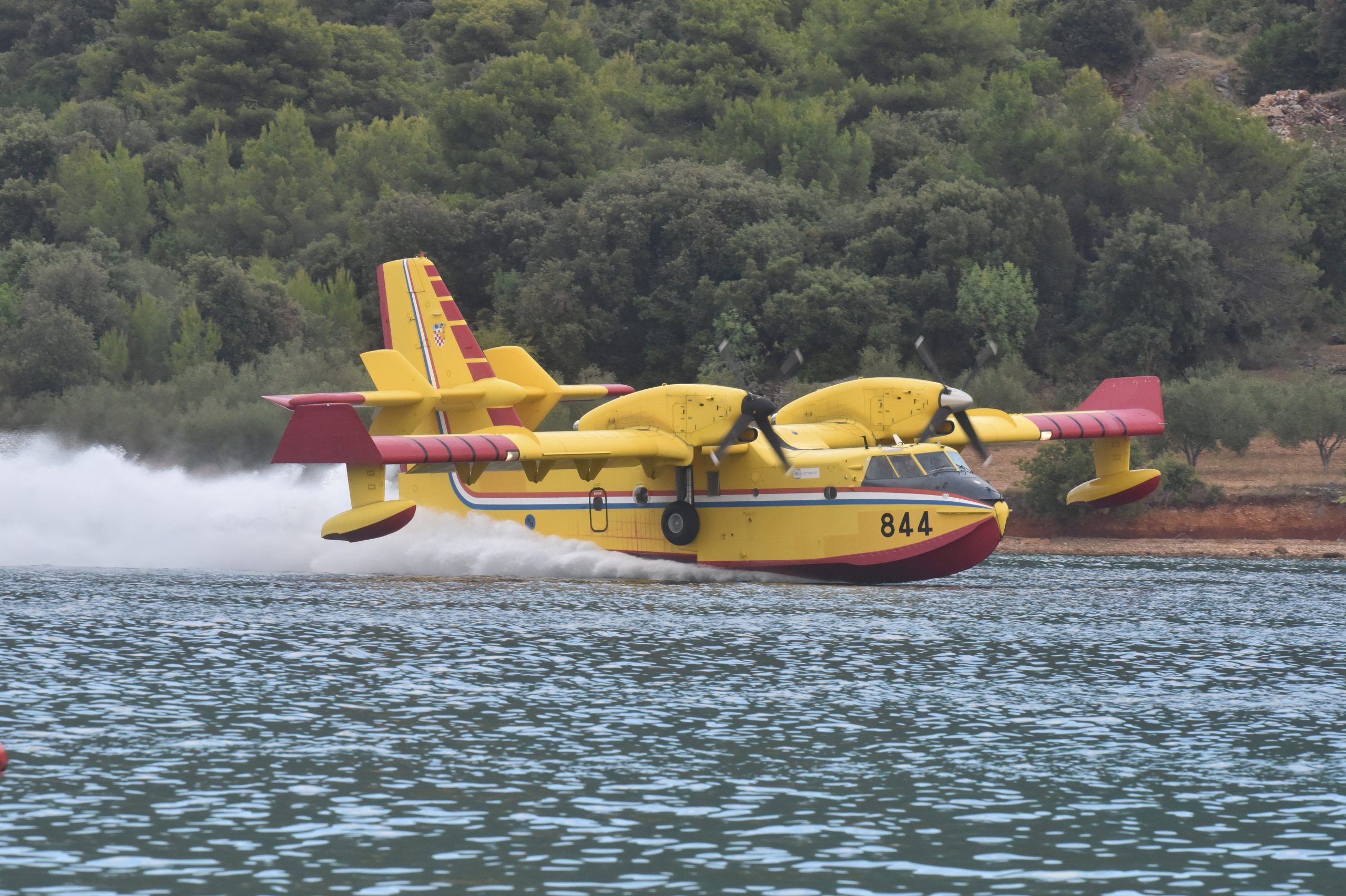 09.08.2020., Grebastica - Zanimanje turista izazvali su piloti kanadera koji su svoju umjetnost upravljanja avionima prezetirali u Grebastici uzimajuci vodu za gasenje pozara u okolici Sibenika.
Photo: Hrvoje Jelavic/PIXSELL