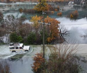 09.12.2020.,Vrgorac - Nezapamcen potop je na vrgorskom podrucju. Pod vodom su ceste, ugrozene su i kuce. Stanje je sve teze iz sata u sat.Mjestani iz kuca spasavaju sto se spasiti moze, namjestaj nose na kat, grade se zecji nasipi. U tome im pomazu pripadnici Hrvatske gorske sluzbe i radnici Vodoprivrede.Selo Kokorici je bilo prvo na udaru.
 Photo: Marko Dimic/PIXSELL