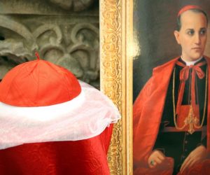 Solin: Kardinalska kapica Blaženoga Alojzija Stepinca izložena vjernicima na štovanje 10.02.2019., Solin - Crkva Gospe od Otoka. Kardinalska kapica Soli Deo ( Bogu jedinome ) Blazenog Alojzja Stepinca izlozena vjernicima na stovanje ispred oltara. Dar Kardinala pok. Franje Kuharica prasvetistu Gospe od Otoka darovano 1976 god prigodom proslave velikih jubileja 13 stoljeca krscansva u Hrvata i 1000 god smrti kraljice Jelene. Photo: Miranda Cikotic/PIXSELL