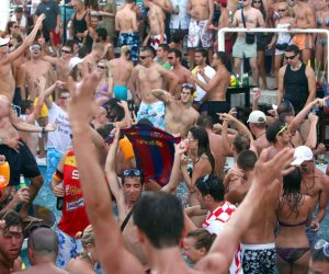 25.07.2010., Zrce, Novalja - Vikend na plazi Zrce u popularnom klubu Aquarius nije prosao bez razuzdane zabave i alkohola.
Photo: Zeljko Mrsic/PIXSELL