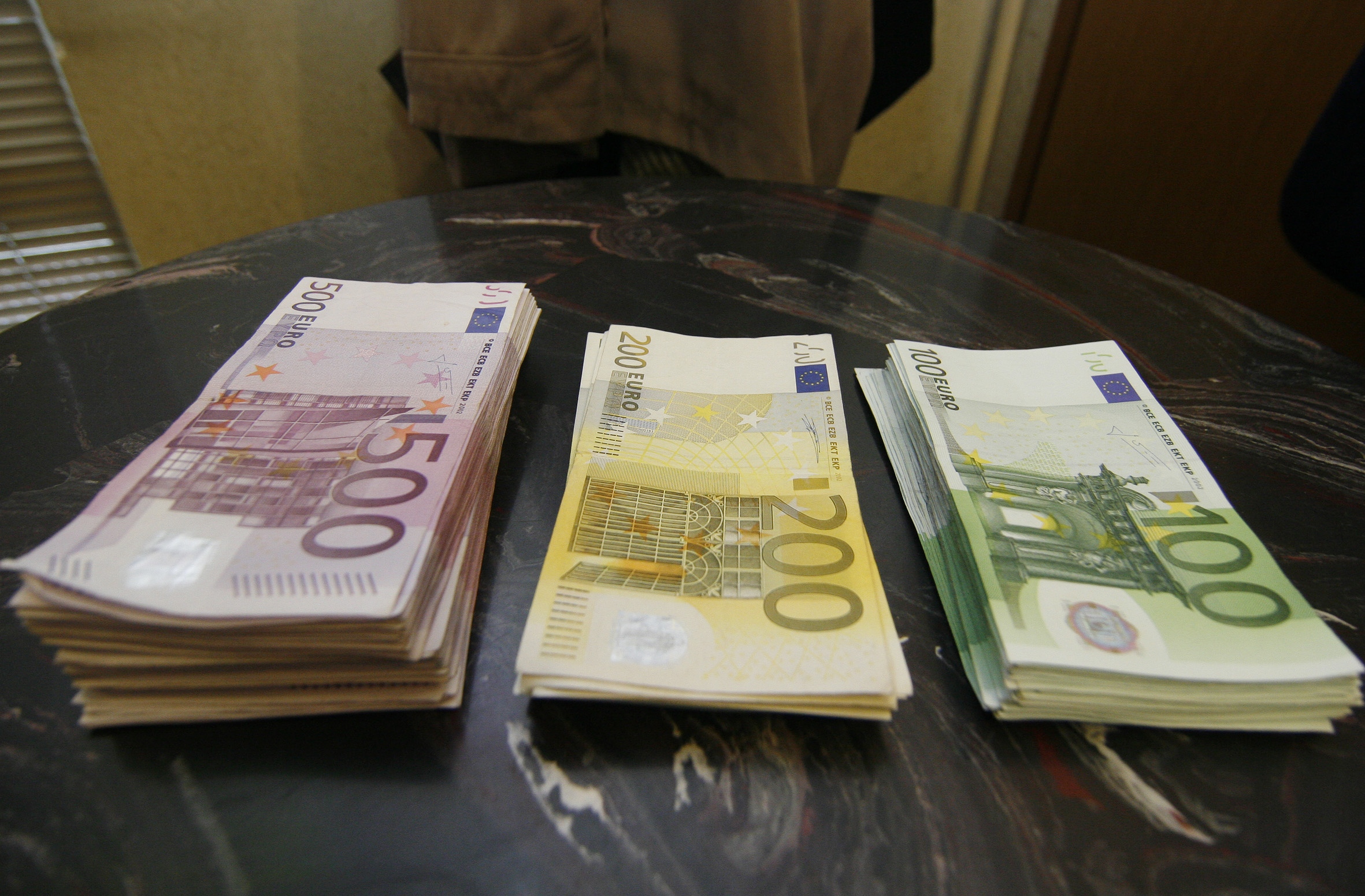 29.11.2010., Koprivnica - Euro, ilustracija. 
Photo: Marijan Susenj/PIXSELL