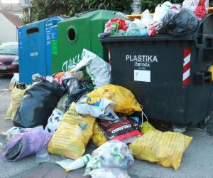 11.06.2020., Zagreb - Na krizanju ulice Sveti duh i Strme ceste stoje pretrpani kontenjeri sa smecem te velika kolicina mjesanog komunalnog otpada, plastike i ostalog smeca razbacno je po ulici. Photo: Sanjin Strukic/PIXSELL