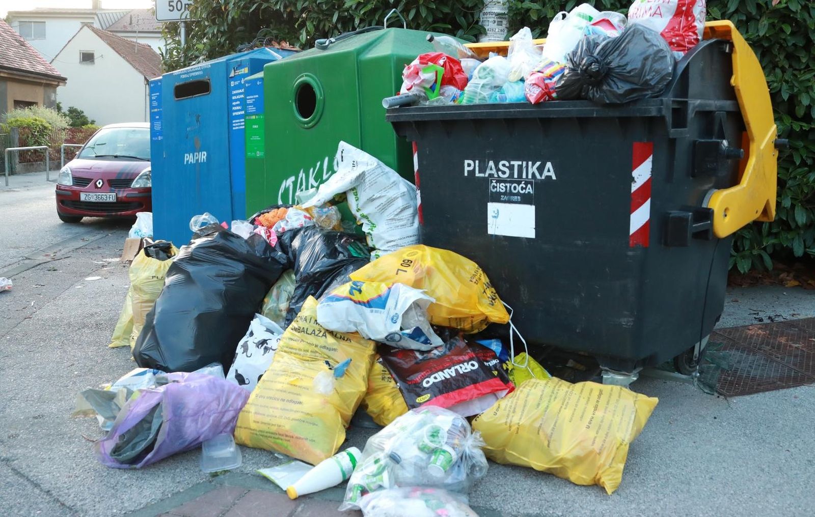 11.06.2020., Zagreb - Na krizanju ulice Sveti duh i Strme ceste stoje pretrpani kontenjeri sa smecem te velika kolicina mjesanog komunalnog otpada, plastike i ostalog smeca razbacno je po ulici. Photo: Sanjin Strukic/PIXSELL
