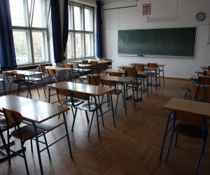 29.11.2012., Zagreb - Sindikati osnovnih i srednjih skola, visokog obrazovanja i znanosti te medicinskih sestara poceli su jutros jednodnevni strajk upozorenja. Bune se zbog otkazivanja Temeljnog kolektivnog ugovora, najave da ce se ukinuti dodaci na place, da ce se smanjiti sredstva za obrazovanje i znanosti,  te zbog zabrane zaposljavanja novih medicinskih sestara. Ucitelji prosvjeduju i zbog cinjenice da im se od srpnja ne isplacuje dodatak od 3, 5, 7, i 9 posto. Mario Dumanicic, sindikalni povjerenik uciteljskog fakulteta. 
Photo: Marko Prpic/PIXSELL