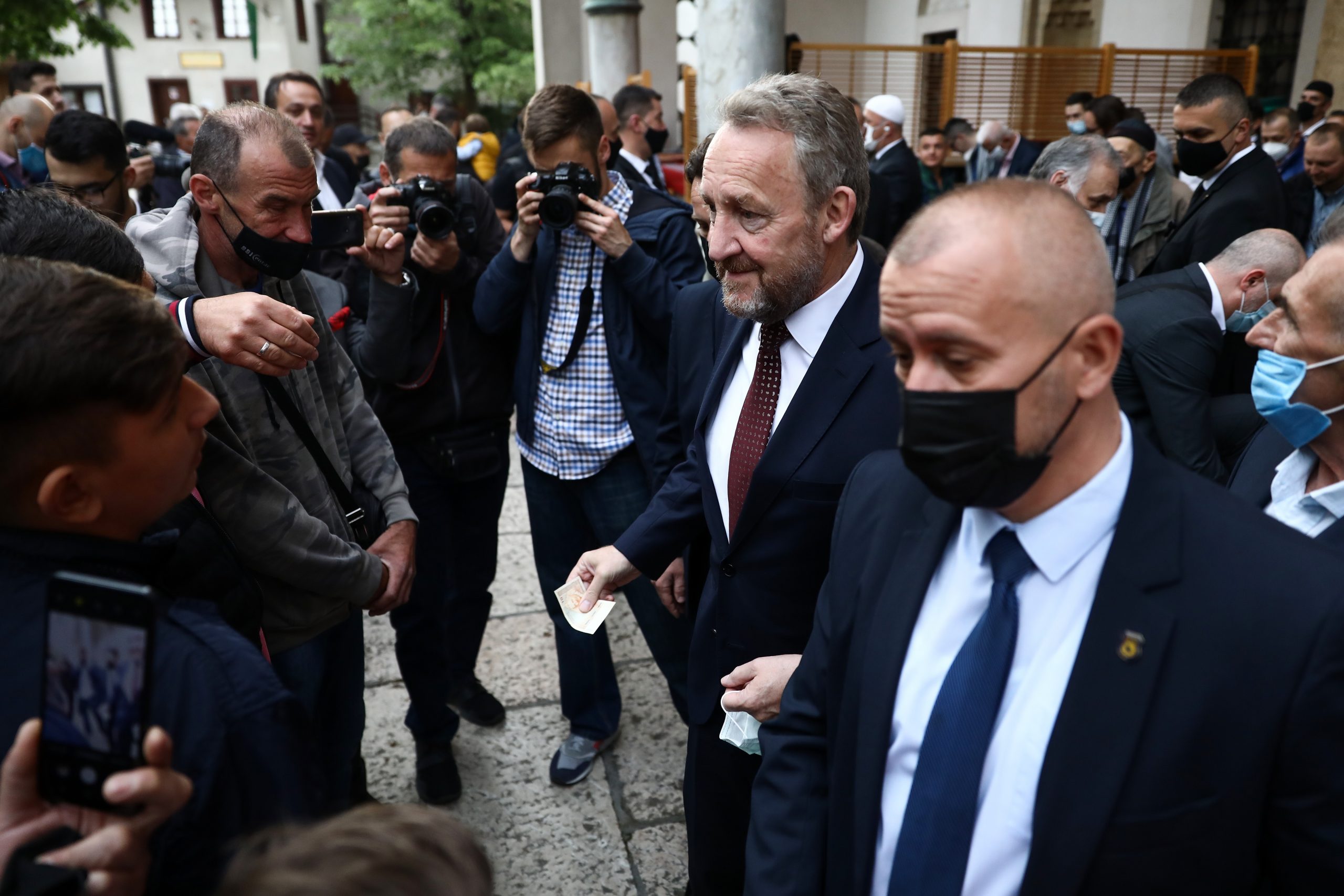 13.05.2021., Sarajevo, Bosna i Hercegovina - Vjernici su se i jutros okupili u i ispred Gazi Husrev-begove dzamije u Sarajevu i klanjali bajram-namaz, treci u doba pandemije koronavirusa. Bakir Izetbegovic
Photo: Armin Durgut/PIXSELL