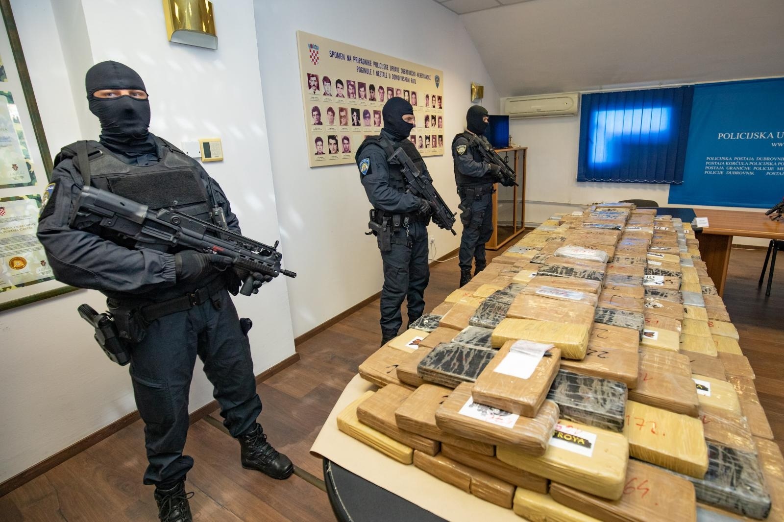 14.04.2021., Dubrovnik - U policijskoj postaji Vila Palma odrzana je konferencija za medije o rekordnoj zaplijeni kokaina u Luci Ploce. Zaplijenjeno je 574,8 kilograma kokaina koji je dopremljen u kontejneru banana. Photo: Grgo Jelavic/PIXSELL