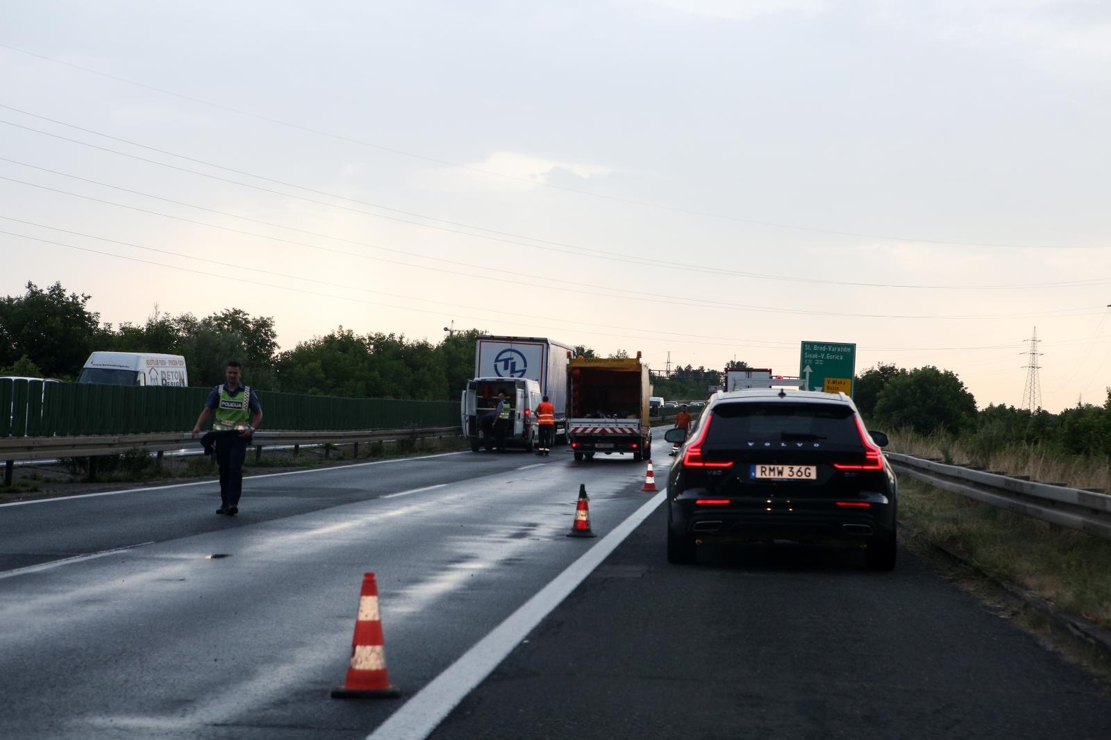 14.07.2021., Zagreb - Jedna osoba je poginula u sudaru kamiona i osobnog vozila na zagrebackoj obilaznici izmedju cvorova Lucko i Buzin u smjeru istoka.
Photo: Zeljko Hladika/PIXSELL
