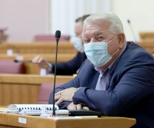 14.07.2021., Zagreb - Sabor je 7. sjednicu nastavio izjasnjavanjem o podnesenim amandmanima na raspravljene tocke. U sabornici se razvila zucna rasprava izmedju zastupnika Domovinskog pokreta Stipe Mlinarica i HDZ-ovih Josipa Djakica i Ante Deura. Josip Djakic.
Photo: Patrik Macek/PIXSELL