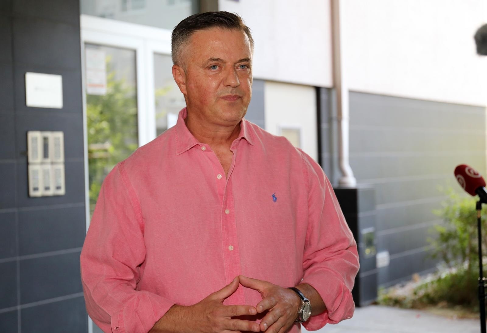 14.07.2021., Zagreb - Policija dovodi bivseg ravnatelja Gradskih groblja Zagreb Patrika Segotu na pretres njegova stana u Slovensku ulicu 22. Odvjetnik Patrika Segote, Vladimir Teresak dao je izjavu medjima Photo: Emica Elvedji/PIXSELL