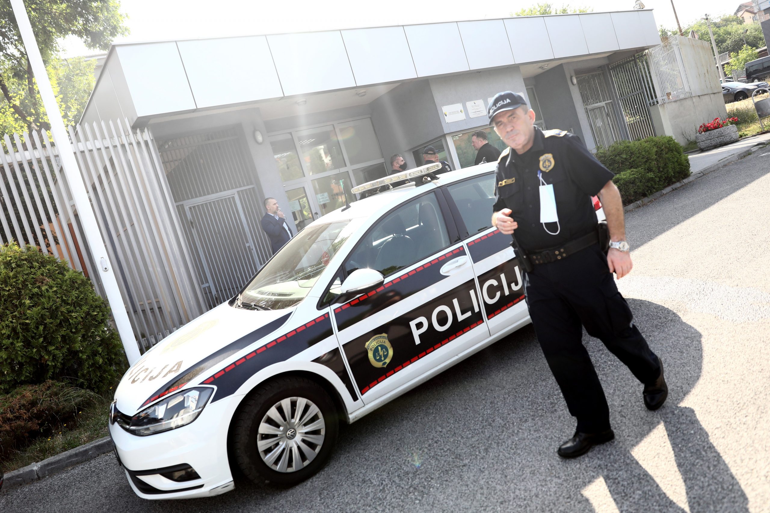 15.07.2021., Sarajevo, Bosna i Hercegovina - Ispred Tuzilastva Bosne i Hercegovine se okupila grupa gradjana kako bi iskazala podrsku direktoru Obavjestajno-sigurnosne agencije Osmanu Mehmedagicu, koji je jucer uhapsen u Sarajevu.
Photo: Armin Durgut/PIXSELL