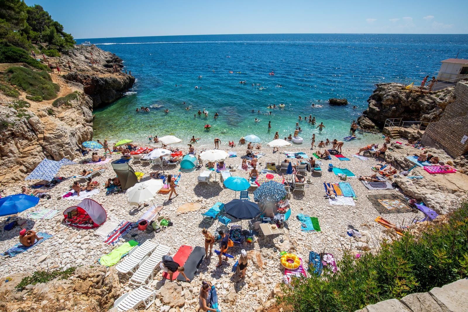 15.08.2020., Pula - Strani i domaci turisti jos uvijek bezbrizno uzivaju na pulskim plazama. Photo: Srecko Niketic/PIXSELL