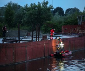 16.07.2021., Zagreb - Zbog najavljenog visokog vodostaja organizirano je povlacenje broda teglenice koji je zapeo na slapovima Save kod toplane. U akciji su sudjelovali vatrogasci, hrvatska vojska, civilna zastita i ostale sluzbe. Photo: Zeljko Hladika/PIXSELL