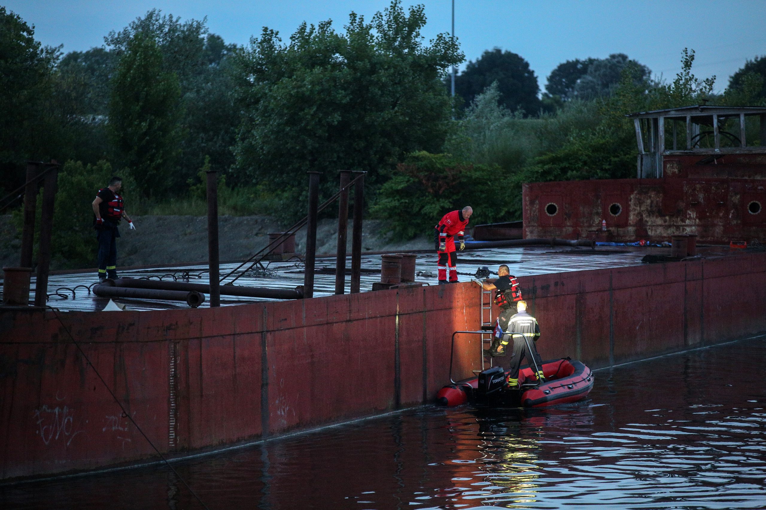 16.07.2021., Zagreb - Zbog najavljenog visokog vodostaja organizirano je povlacenje broda teglenice koji je zapeo na slapovima Save kod toplane. U akciji su sudjelovali vatrogasci, hrvatska vojska, civilna zastita i ostale sluzbe. Photo: Zeljko Hladika/PIXSELL