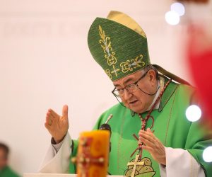 17.1.2021., Glina - Nadbiskup Vrhbosanski kardinal Vinko Puljic i nadbiskup koadjutor Tomo Vuksic posjetili su u potresu stradala podrucja Sisacke biskupije. Kardinal Puljic predvodio je misno slavlje u Zupnoj crkvi sv. Ivana Nepomuka u Glini, u zajednistvu s nadbiskupom koadjutorom Vuksicem i sisackim biskupom Vladom Kosicem. 
Photo: Goran Stanzl/PIXSELL