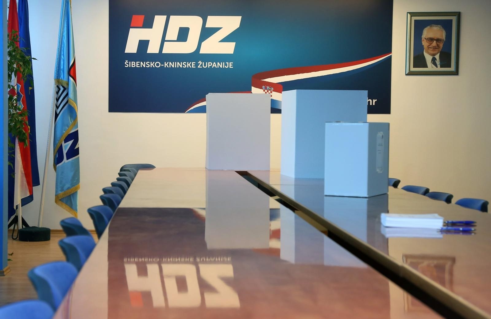 17.07.2016., Sibenik - Andrej Plenkovic jedini je kandidat za predsjednika HDZ-a na izborima koji se odrzavaju po nacelu "jedan clan - jedan glas". Oko 220 000 clanova HDZ-a do 19 sati mogu glasovati u gradskim, opcinskim i podrucnim izbornim povjerenstvima. 
Photo: Dusko Jaramaz/PIXSELL