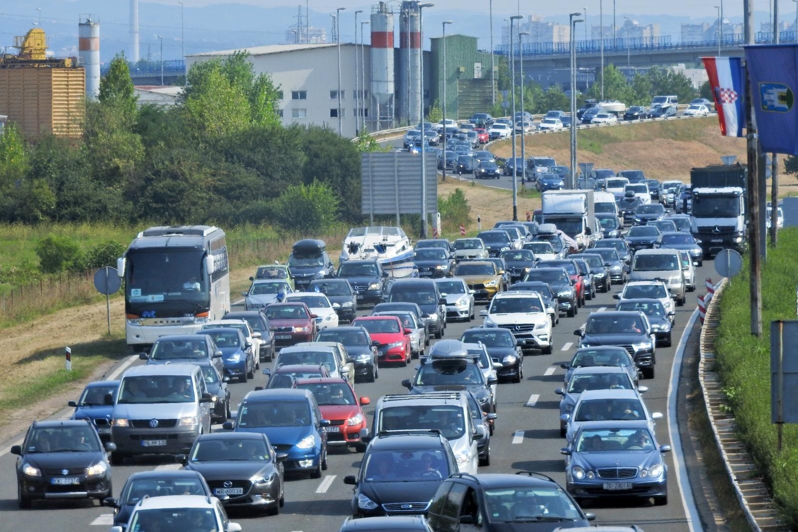 18.08.2018., Zagreb -  Na ulasku na autocestu u smjeru mora kod Luckog, stvaraju se prometne guzve. 
Photo: Borna Filic/PIXSELL