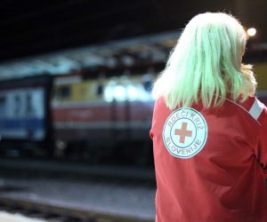 17.09.2015., Dobova, Slovenija - Na zeljeznickom kolodvoru nalazi se vlak s otprilike 200 izbjeglica iz Sirije smjestenih u vagone izvan redovite kompozicije koji prometuje na relaciji Njemacka - Hrvatska. Izbjeglice su do granice Hrvatske i Slovenije stigle pjesice ili kombijima koji su ih prevozili iz Zagreba, no granicna policija ih je zaustavila i smjestila u vagone. Ocekuje se povratak u Zagreb. Jedan muskarac iskocio je kroz prozor vlaka, no policija ga je uhvatila. Photo: Borna Filic/PIXSELL