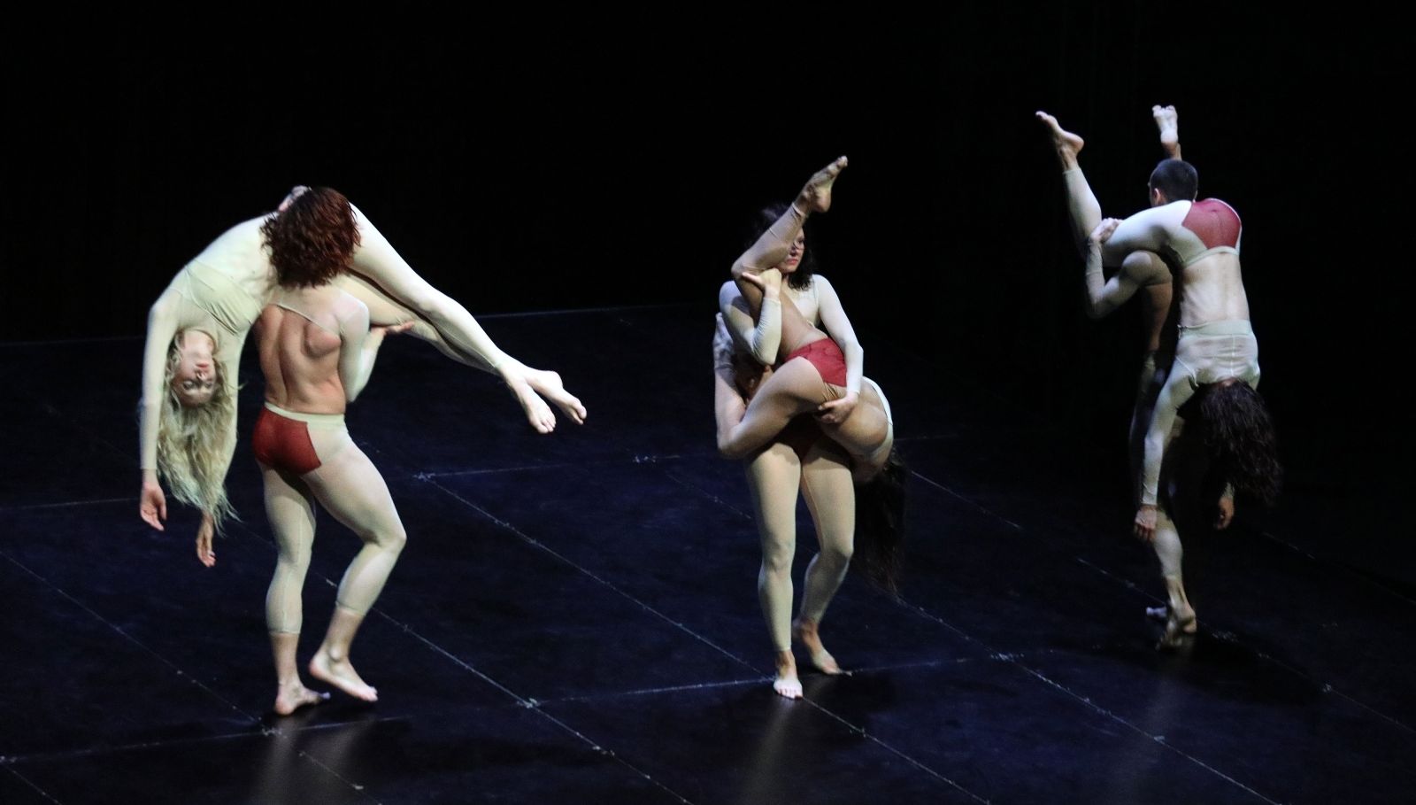 19.07.2021.,Sibenik-10.Sibenik Dance Festival na Tvrdjavi sv. Mihovila otvorila je  Plamteca voda, jedna od najatraktivnijih predstava nastalih u sklopu projekta Rijeka 2020 – Europska prijestolnica kulture. Tu plesnu predstavu slavnoga grckog koreografa Andonisa Foniadakisa izveli su plesaci Baleta Hrvatskoga narodnog kazalista Ivana pl. Zajca iz Rijeke.
Photo: Dusko Jaramaz/PIXSELL