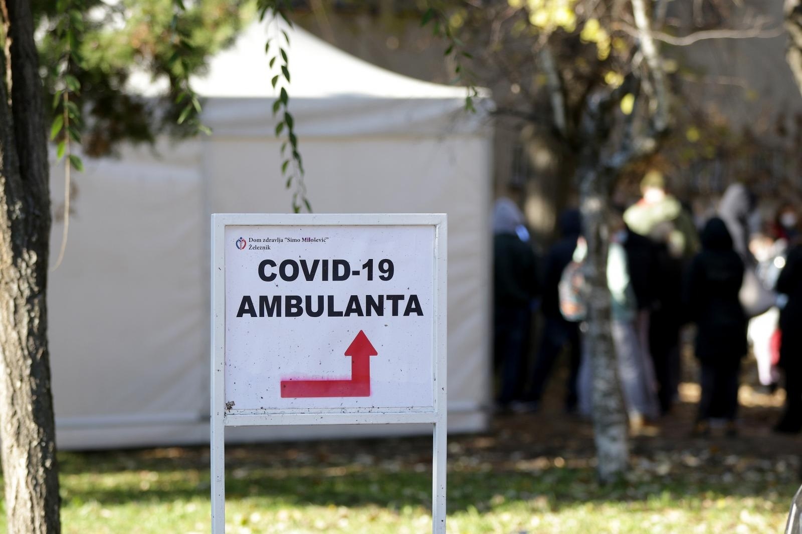 19, November, 2020, Belgrade - Crowd in front of Covid 19 ambulance (health center in Zeleznik) for testing for corona virus.. Photo: Antonio Ahel/ATAImages

19, novembar, 2020, Beograd - Guzva ispred Covid 19 ambulante (dom zdravlja u Zelezniku) radi testiranja na korona virus. Photo: Antonio Ahel/ATAImages