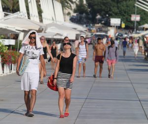 20.07.2015., Split - Splitska riva u kasno poslijepodne, kad sunce manje przi ali temperature ne posustaju, polako se pocinje puniti setacima. 
Photo: Ivo Cagalj/PIXSELL