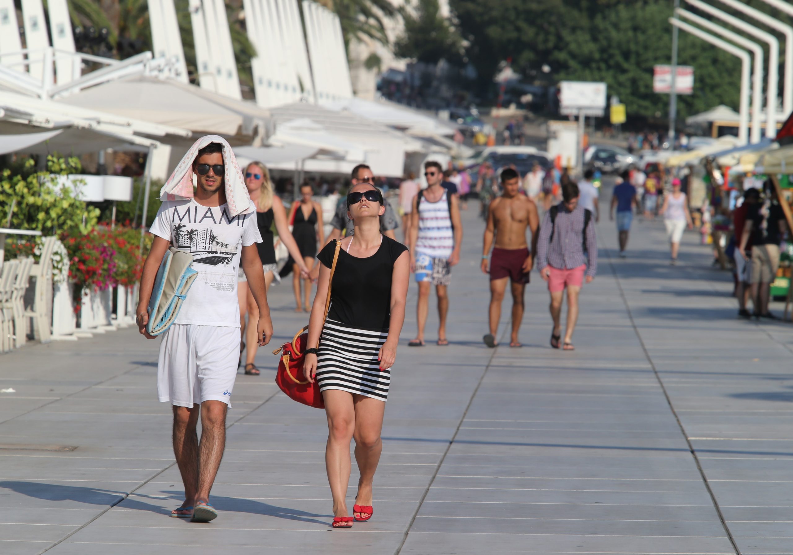 20.07.2015., Split - Splitska riva u kasno poslijepodne, kad sunce manje przi ali temperature ne posustaju, polako se pocinje puniti setacima. 
Photo: Ivo Cagalj/PIXSELL