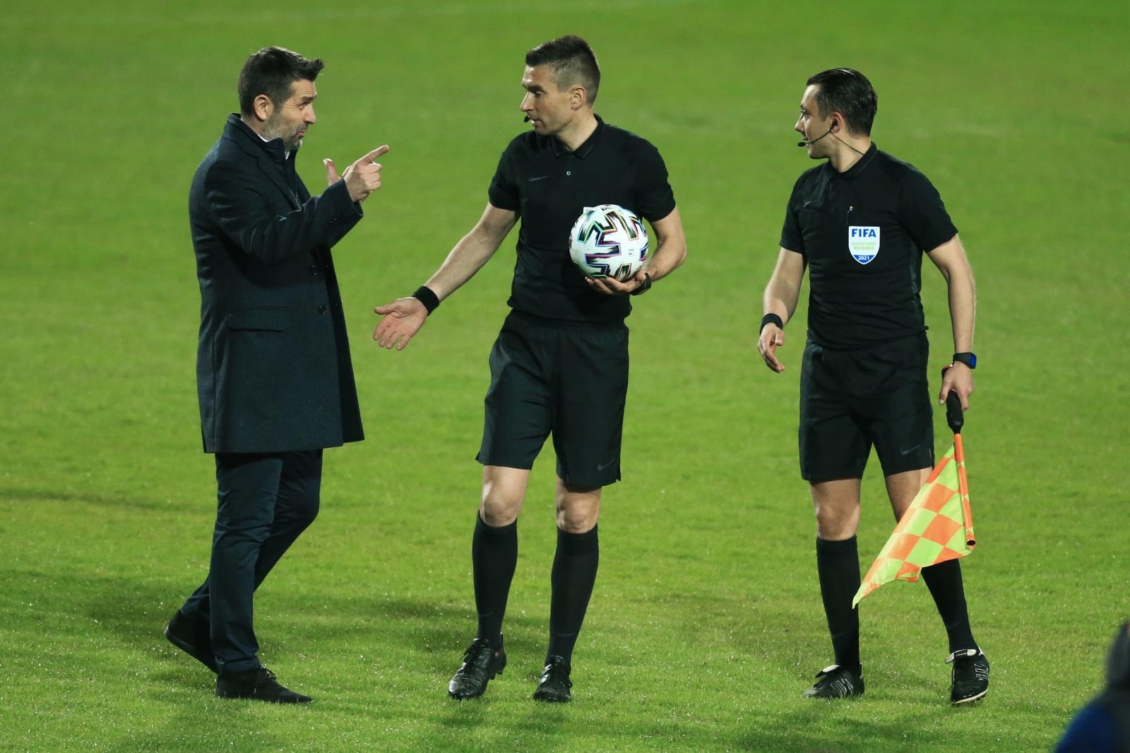 21.04.2021., stadion Gradski vrt, Osijek - Hrvatski Telekom Prva liga, 30. kolo, NK Osijek - GNK Dinamo. Trener Osijeka Nenad Bjelica, sudac Mario Zebec Photo: Davor Javorovic/PIXSELL