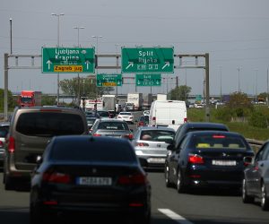22.04.2017., Zagreb - Dvije osobe ozlijedjene su u sudaru dva automobila na zagrebackoj obilaznici. Automobili su se sudarili kod cvora Lucko nesto prije 10 sati, a ozlijedjeni su prevezeni u bolnicu. Kolona je od Luckog prema Bregani duga 7 kilometara. 
Photo: Zeljko Lukunic/PIXSELL
