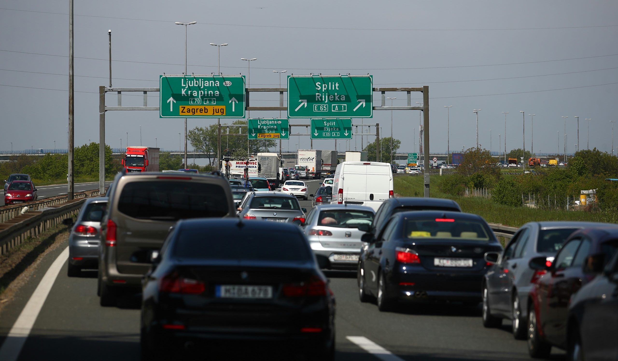 22.04.2017., Zagreb - Dvije osobe ozlijedjene su u sudaru dva automobila na zagrebackoj obilaznici. Automobili su se sudarili kod cvora Lucko nesto prije 10 sati, a ozlijedjeni su prevezeni u bolnicu. Kolona je od Luckog prema Bregani duga 7 kilometara. 
Photo: Zeljko Lukunic/PIXSELL