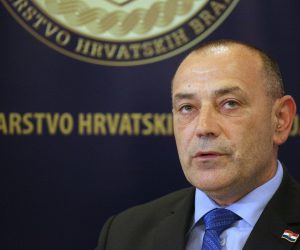 22.05.2017., Zagreb - U prostorijama Hrvatske lutrije potpisan je Sporazum o partnerskoj suradnji izmedju Fonda za stipendiranje hrvatskih branitelja iz Domovinskog rata i djece hrvatskih branitelja te Hrvatske lutrije. Tomo Medved, ministar branitelja. 
Photo: Zarko Basic/PIXSELL