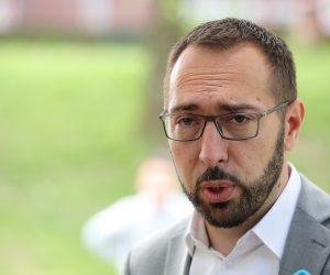 22.5.2021., Zagreb - Konferencija za medije Možemo!/Zagreb je naš! na kojoj su predstavili program za sport s fokusom na ulaganje u razvoj rekreativnog, skolskog, sveucilisnog i amaterskog sporta te na uspostavljanje pravednog i financijski odgovornog sustava profesionalnog sporta u Gradu Zagrebu. Nakon konferencije druzili su se s gradjanima Stenjevca. Tomislav Tomasevic, kandidat za gradonacelnika grada Zagreba. 
Photo: Goran Stanzl/PIXSELL