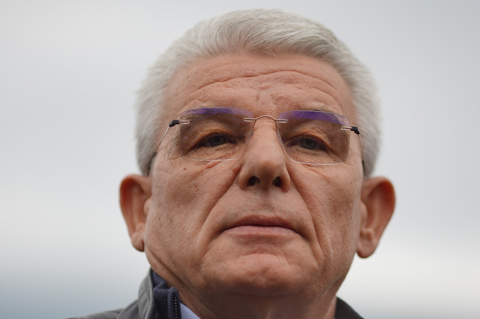 22.05.2021., Centar za borbenu obuku OS BiH Manjaca, Banja Luka (BiH) – Zajednicka pokazna vjezba "Brzi odgovor 21" oruzanih snaga BiH i SAD odrzana je danas na poligonu Manjaca. Pokazna vjezba "Brzi odgovor 21" pocela je po uigranom scenariju ulaskom američkih helikoptera UH-60 "Black Hawk" iz sustava 1. brigade borbene avijacije Kopnene vojske SAD u zonu operacija uz kojih se iskrcao kombinovani vod pripadnika Bataljonske borbene grupe lake pjesadije Oruzanih snaga BiH i 2. bataljona 124. pjesadijskog puka Oruzanih snaga SAD. Na danasnji događaj su dosli su clanovi Predsedništva BiH Sefik Dzaferovic i Zeljko Komsic, Sifet Podzic ministar odbrane BiH, visoki zvaničnici Ambasade SAD-a u BiH, visoki predstavnici Komande Kopnene vojske SAD za Europu i Afriku (USAREUR-AF) kao i drugi visoki zvanicnici. Milorad Dodik, predsjedavajuci Predsjednistva BiH, i Zoran Tegeltija, predsjedavajuci Savjeta ministara BiH, nisu prisustovali vjezbi iako su pozvani od strane OS BiH.

Photo: Dejan Rakita/Pixsell