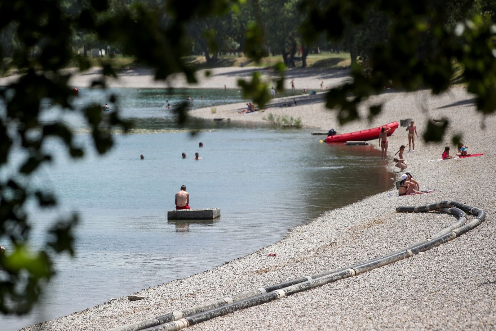 22.06.2021., Hrvatska, Zagreb - Gradjani suncani praznik iskoristili za odmor i rekreaciju na jezeru Jarun.
Photo: Igor Kralj/PIXSELL