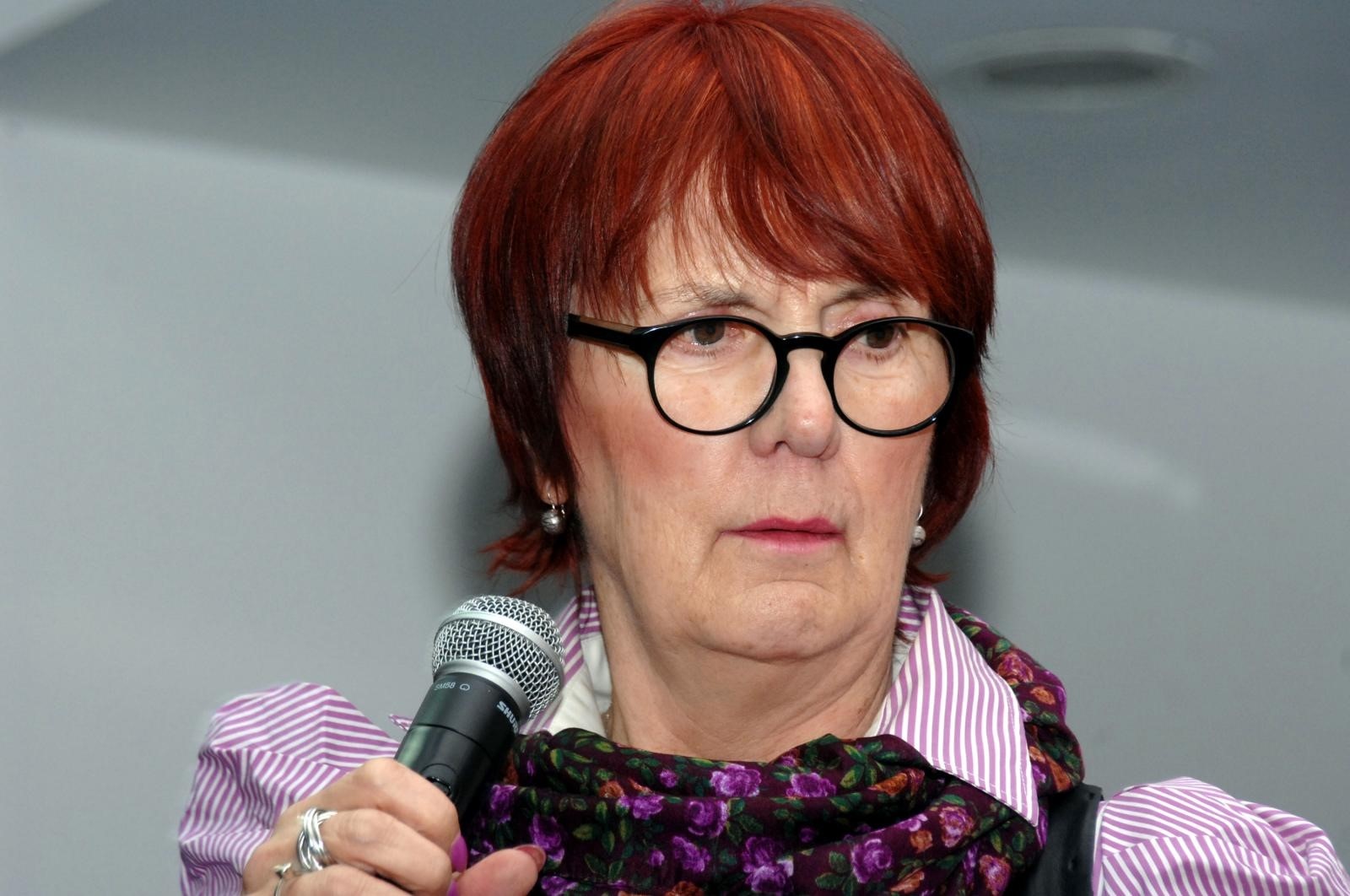 22.10.2014., Bjelovar, Narodna knjiznica Petar Preradovic  - Knjizevni susret sa zanimljivom i izuzetno provokativnom Vedranom Rudan odrzan je na studijskom odjelu Narodne knjiznice Petar Preradovic u sklopu mjeseca knjige. Tim povodom Vedrana Rudan je odrzala javnu tribinu sa za nju prepoznatljivom temom  Kad je zena kurva, kad je muskarac peder, te je ujedno promovirala istoimenu knjigu. Koliki su Bjelovarcani pokazali interes govori cinjenica da je prostor knjiznice bio preskucen da primi sve posjetitelje, a koje je provokacijama nasmijala do suza.  
Photo: Damir Spehar/PIXSELL