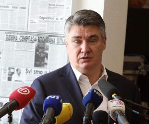 23.07.2021., Oklaj - Povodom Dana opcine Promina proslavi je nazocio predsjednik Republike Hrvatske Zoran Milanovic i ministar branitelja Tomo Medved. Tom prilikom  susreli su se sa zupanom Sibensko-kninske zupanije Markom Jelicem i nacelnikom opcine Tihomirom Budankom, obisli su spomen sobu, a predsjednik je polozio vjenac ispred sredisnjeg kriza u spomen na poginule branitelje i civile promonskoga kraja u Domovinskom ratu. Predsjednik RH Zoran Milanovic Photo: Dusko Jaramaz/PIXSELL
