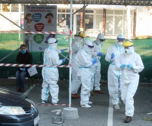 23.11.2020., Zagreb - Od danas u Zagrebu na 12 lokacija krece antigensko testiranje na koronavirus brzim testovima, ciji se nalaz dobiva za 15 minuta, a za sto je trenutno osigurano 50.000 testova. Organizaciju i testiranje pucanstva u Zagrebu u sto kracem vremenu provest ce Nastavni zavod za javno zdravstvo dr. Andrija Stampar i Dom zdravlja Centar - Dom zdravlja istok i Dom zdravlja zapad u kooordinaciji s Gradskim uredom za zdravlje. Dom zdravlja Zagreb - Zapad 1, Prilaz baruna Filipovica 11, testiranje na koronavirus. 
Photo: Goran Stanzl/PIXSELL