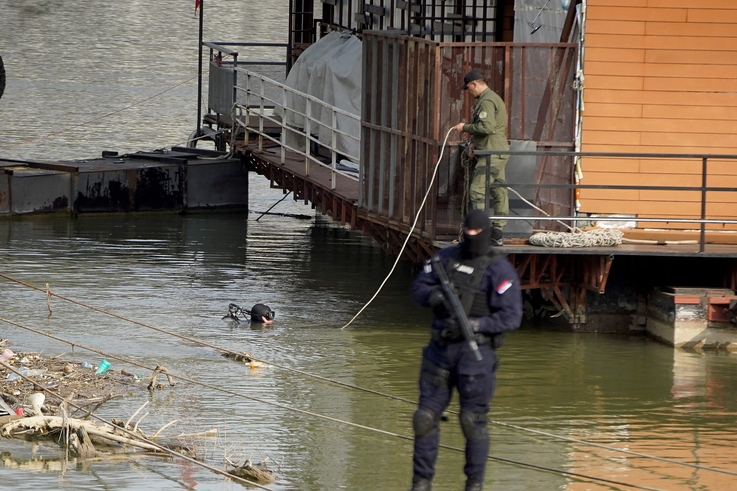 24, February, 2021, Belgrade - The Police Brigade is searching the Freestyler raft and the Sava River around the raft. Photo: Antonio Ahel/ATAImages

24, februar, 2021, Beograd  - Policijska brigada vrsi pretragu splav Freestyler i reke Save oko splava . Photo: Antonio Ahel/ATAImages