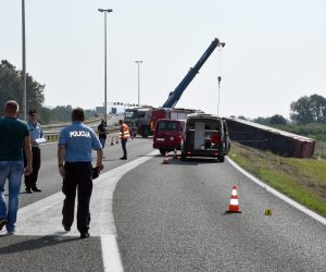 25.07.2021. Slavonski Brod - U slijetanju autobusa kosovskih oznaka na autocesti A3 kod Slavonskog Broda u nedjelju ujutro poginulo nekoliko ljudi dok je nekoliko desetaka ozljedjeeno.

Photo: Ivica Galovic/PIXSELL