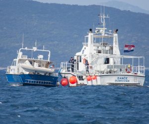 26.04.2017., Dubrovnik - U sudaru broda Lucke kapetanije Dance i gumenjaka sinoc su u Kolocepskom zaljevu poginule tri osobe osobe. Cetvero ih se smatra nestalima i za njima se traga. Dvojica su ozlijedjena. Brod Lucke kapetanije isao je na intervenciju na Mljet, a na gumenjaku je bilo devetero ugostitelja koji su se vracali s otoka Sipana gdje su pripremali restoran za otvaranje i turisticku sezonu. U potraznu akciju za nestalima ukljucena su tri plovila Lucke kapetanije Dubrovnik s lijecnickom pratnjom, sluzbeni policijski brod te motorni trajekt Hanibal Lucic. Putem Obalne radio postaje ORP Dubrovnik-radio emitira se poruka pogibli kategorije Mayday Relay prema svim sudionicima u pomorskom prometu. U potrazi sudjeluje i brod Dance, a ometa ih jak vjetar. 
Photo: Grgo Jelavic/PIXSELL