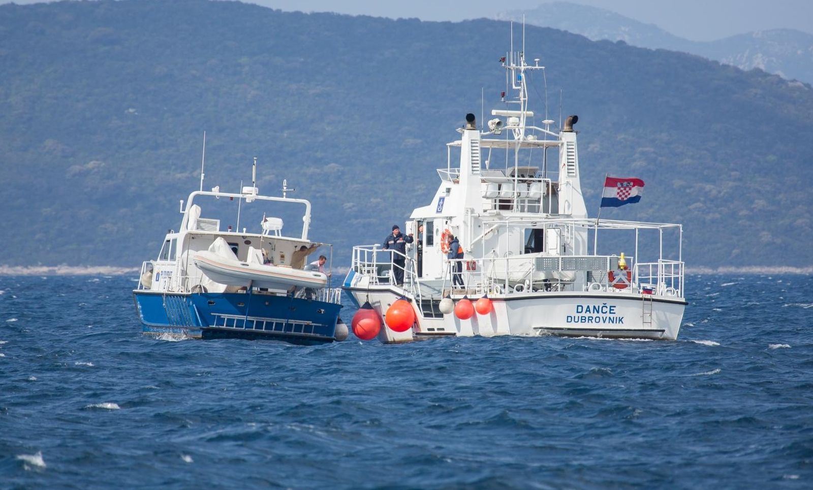 26.04.2017., Dubrovnik - U sudaru broda Lucke kapetanije Dance i gumenjaka sinoc su u Kolocepskom zaljevu poginule tri osobe osobe. Cetvero ih se smatra nestalima i za njima se traga. Dvojica su ozlijedjena. Brod Lucke kapetanije isao je na intervenciju na Mljet, a na gumenjaku je bilo devetero ugostitelja koji su se vracali s otoka Sipana gdje su pripremali restoran za otvaranje i turisticku sezonu. U potraznu akciju za nestalima ukljucena su tri plovila Lucke kapetanije Dubrovnik s lijecnickom pratnjom, sluzbeni policijski brod te motorni trajekt Hanibal Lucic. Putem Obalne radio postaje ORP Dubrovnik-radio emitira se poruka pogibli kategorije Mayday Relay prema svim sudionicima u pomorskom prometu. U potrazi sudjeluje i brod Dance, a ometa ih jak vjetar. 
Photo: Grgo Jelavic/PIXSELL