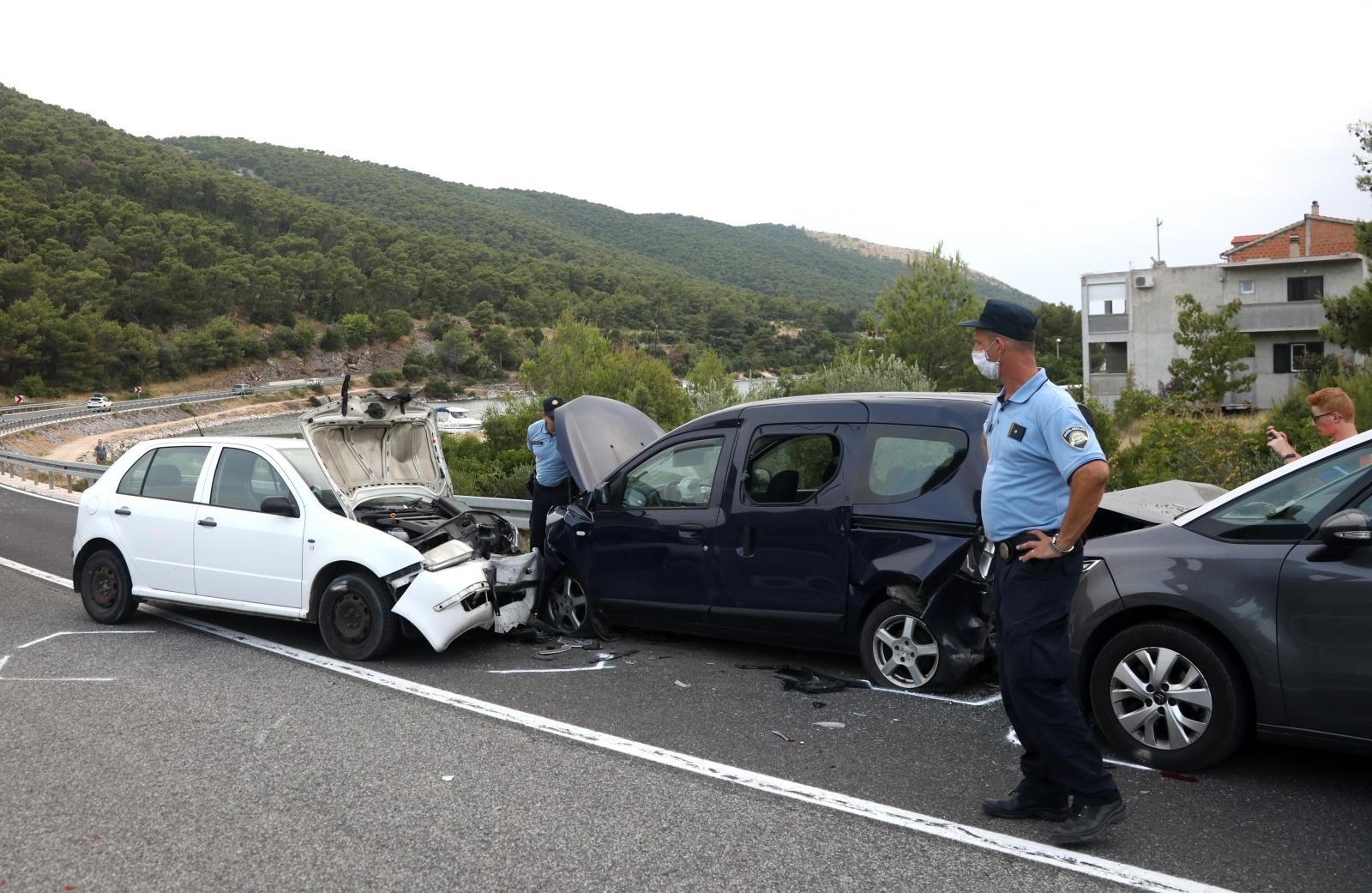 26.07.2021., Grebastica - Na jadranskoj magistrali kod Grebastice prometna nesreca,sudar 3 osobna automobila.Tri ozljedjene osobe prebacene u sibensku bolnicu.Ocevid je u tijeku a promet regulira prometna policija.
Photo: Dusko Jaramaz/PIXSELL