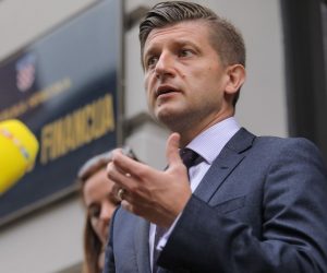 27.07.2021., Zagreb - Ispred ministarstva financija odrzana je konferencija za medije nakon sastanka ministra financija Zdravka Marica s predstavnicima Nacionalne udruge ugostitelja o njihovim prijedlozima poreznog rasterecenja sa snizavanjem stope PDV-a na pripremu i posluzivanje bezalkoholnih pica i napitaka. Ministar financija Zdravko Maric Photo: Tomislav Miletic/PIXSEL