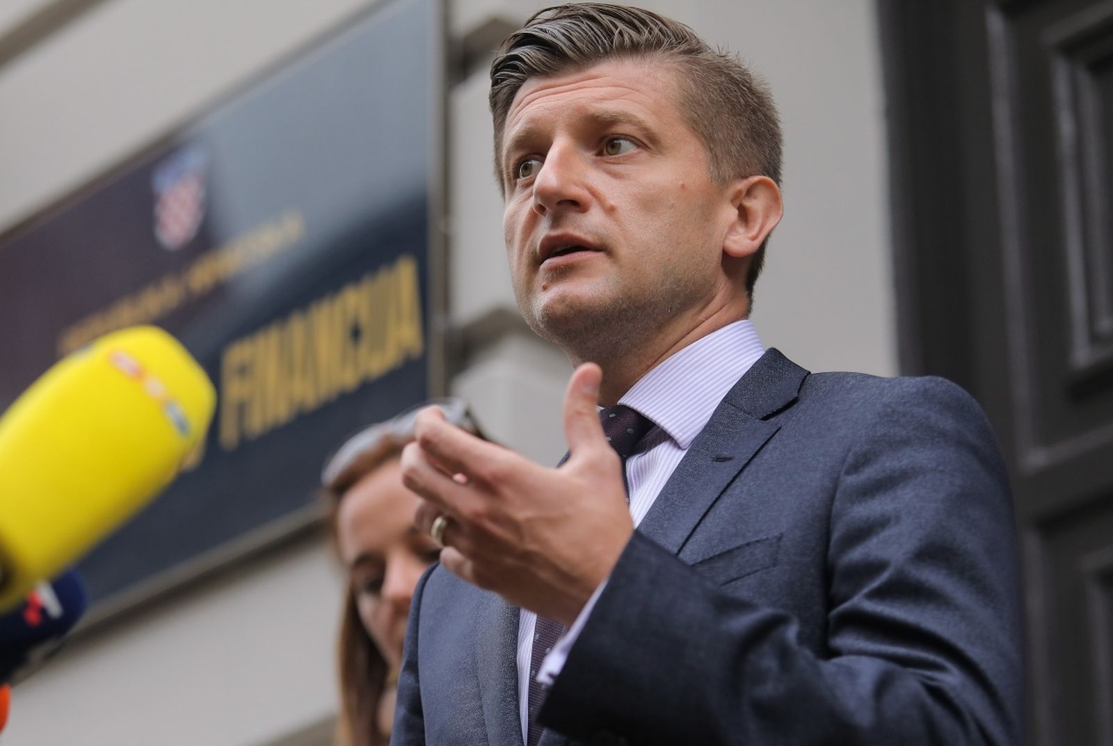 27.07.2021., Zagreb - Ispred ministarstva financija odrzana je konferencija za medije nakon sastanka ministra financija Zdravka Marica s predstavnicima Nacionalne udruge ugostitelja o njihovim prijedlozima poreznog rasterecenja sa snizavanjem stope PDV-a na pripremu i posluzivanje bezalkoholnih pica i napitaka. Ministar financija Zdravko Maric Photo: Tomislav Miletic/PIXSEL