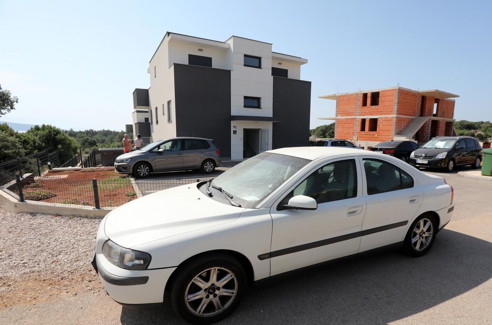 28.07.2021., Krk - Zgrada u ulici Mali Kartec u kojoj je suprug ubio suprugu. Stan u suterenu, ploicijska traka na vrartima i bijeli Volvo kojem je udubljen krov po kojem je lupao suprug ubojica.
Photo: Goran Kovacic/PIXSELL
