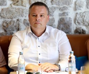 28.07.2021., Sibenik - Hrvatska turisticka zajednica, u suradnji s Turistickom zajednicom Sibensko-kninske zupanije, organizirala je i odrzala koordinacijski sastanak na kojem su predstavljene promotivne aktivnosti HTZ-a na emitivnim trzistima do kraja 2021. godine s naglaskom na marketinske i PR kampanje, informacije o tijeku sezone i stanju na trzistima, a razgovaralo se i o ocekivanjima od turisticke sezone te vaznosti ocuvanja povoljne epidemioloske slike za daljnji tijek sezone. Direktor Hrvatske turisticke zajednice (HTZ) Kristjan Stanicic Photo: Dusko Jaramaz/PIXSELL
