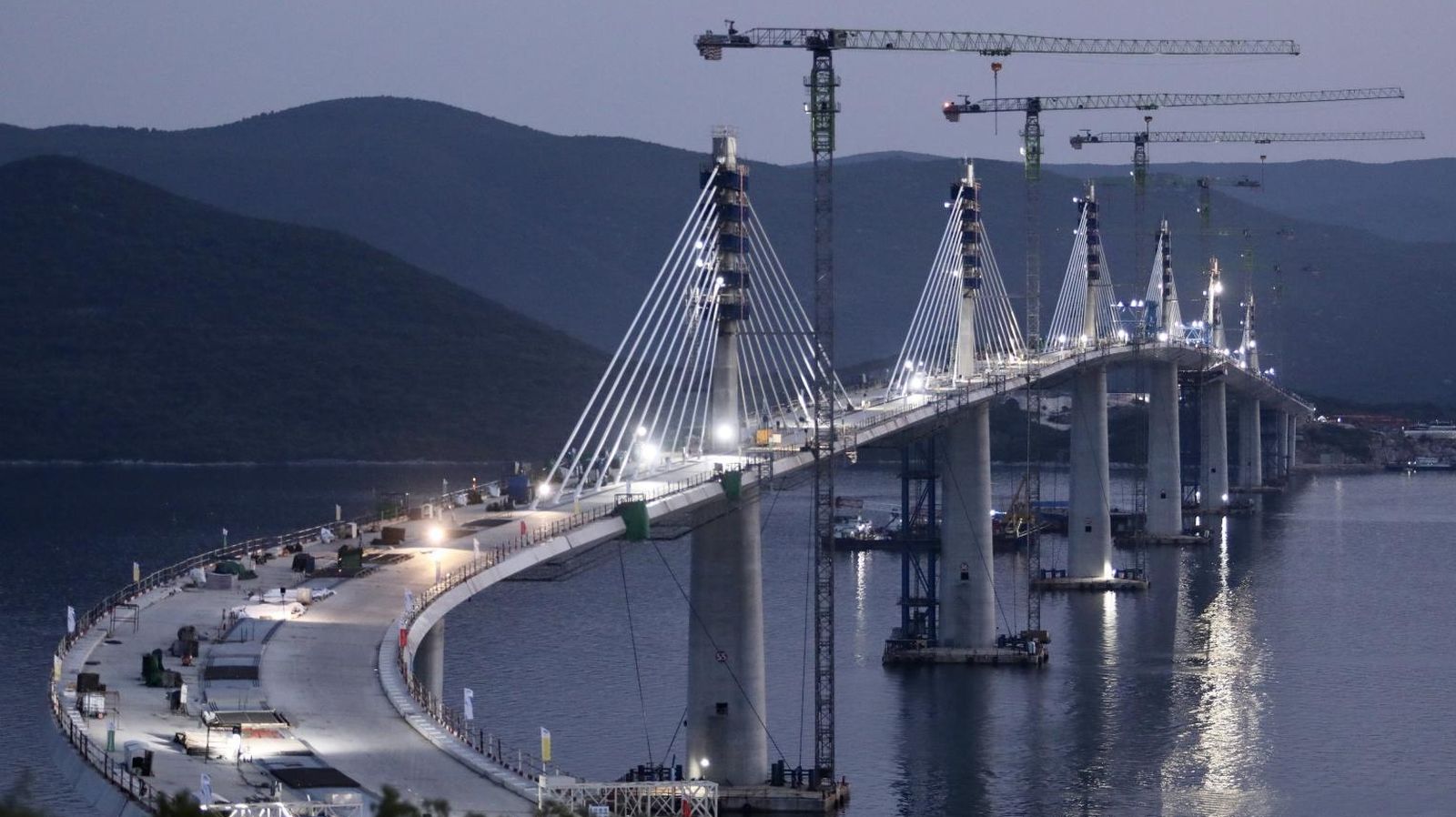 28.07.2021.,Komarna-Pogled na gradiliste Peljeskog mosta uoci vecerasnjeg postavljanja posljednjeg elementa koji ce spojiti hrvatski u cijelosti nakon 300 godina.
Photo: Ivo Cagalj/PIXSELL
