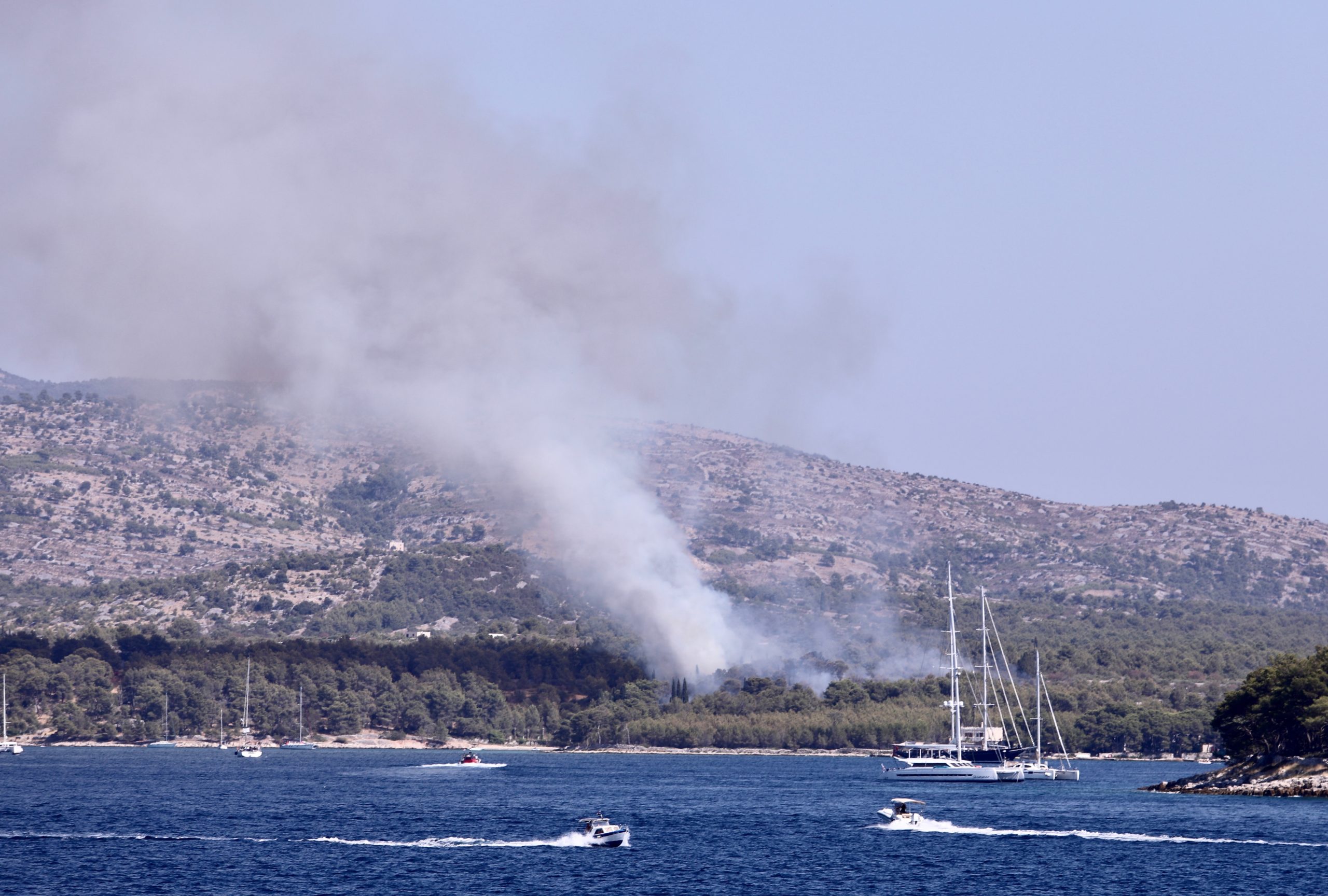 30.07.2021., Milna - Pogled s trajekta na pozariste kod Milne na otoku Bracu.
Photo: Ivo Cagalj/PIXSELL
