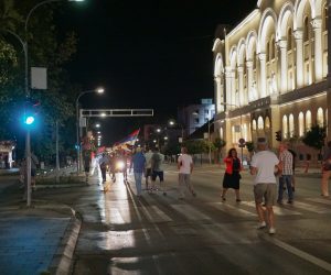 30.08.2020.,  Banja Luka, Bosna i Hercegovina - Iako se jos cekaju sluzbeni rezultati Parlamentarnih izbora u Crnoj Gori, Banjalucani su izasli na ulice da proslave, kako pretpostavljaju, konacni pad Mila Djukanovica sa vlasti u susjednoj drzavi. "Ne damo svetinje", "Milo lopove", "Srbija" su samo neki od poklika koji su se mogli cuti na najvecem banjaluckom trgu – Trgu Krajine. Okupljeni gradjani su izasli i na glavnu prometnicu te blokirali promet. Uskoro im se pridruzila i grupa simpatizera Draska Stanivukovica, jednog od vodja oporbe u RS, koji je jucer uhicen u Crnoj Gori zbog prisustva na litijama te potom isporucen u BiH.
Photo: Dejan Rakita/PIXSELL