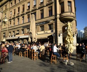 31.10.2020., Zagreb - Lijepo vrijeme izmamilo je ljude u kafice na Cvjetnom trgu, ceka se u redu kako bih se sjelo pod suncem. Ljudi uzivaju u kavicama, pivicama, guzve su velike iako stozer zbog situacije s koronom zabranjuje veca okupljanja i kafici imaju dozvole radit. Konobari imaju maske i poneki gost ima masku al kakva je guzva konobar ne stinge ni stol obrisat. Photo: Marko Lukunic/PIXSELL
