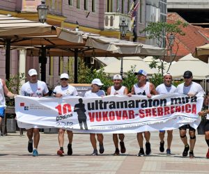 Vinkovci, 6.7.2021.- Iz spomen podruèja Ovèara u utorak je krenuo 10. jubilarni ultramaraton Vukovar-Srebrenica èiji æe sudionici od 6. do 10. srpnja istrèati 227 kilometara dug put od Ovèare do Potoèara (Srebrenica) u znak odavanja poèasti rtvama rata Vukovara i Srebrenice. Na slici maratonci po dolasku u Vinkovce prolaze pjeaèkom zonom u sreditu grada. 
foto HINA/ ua